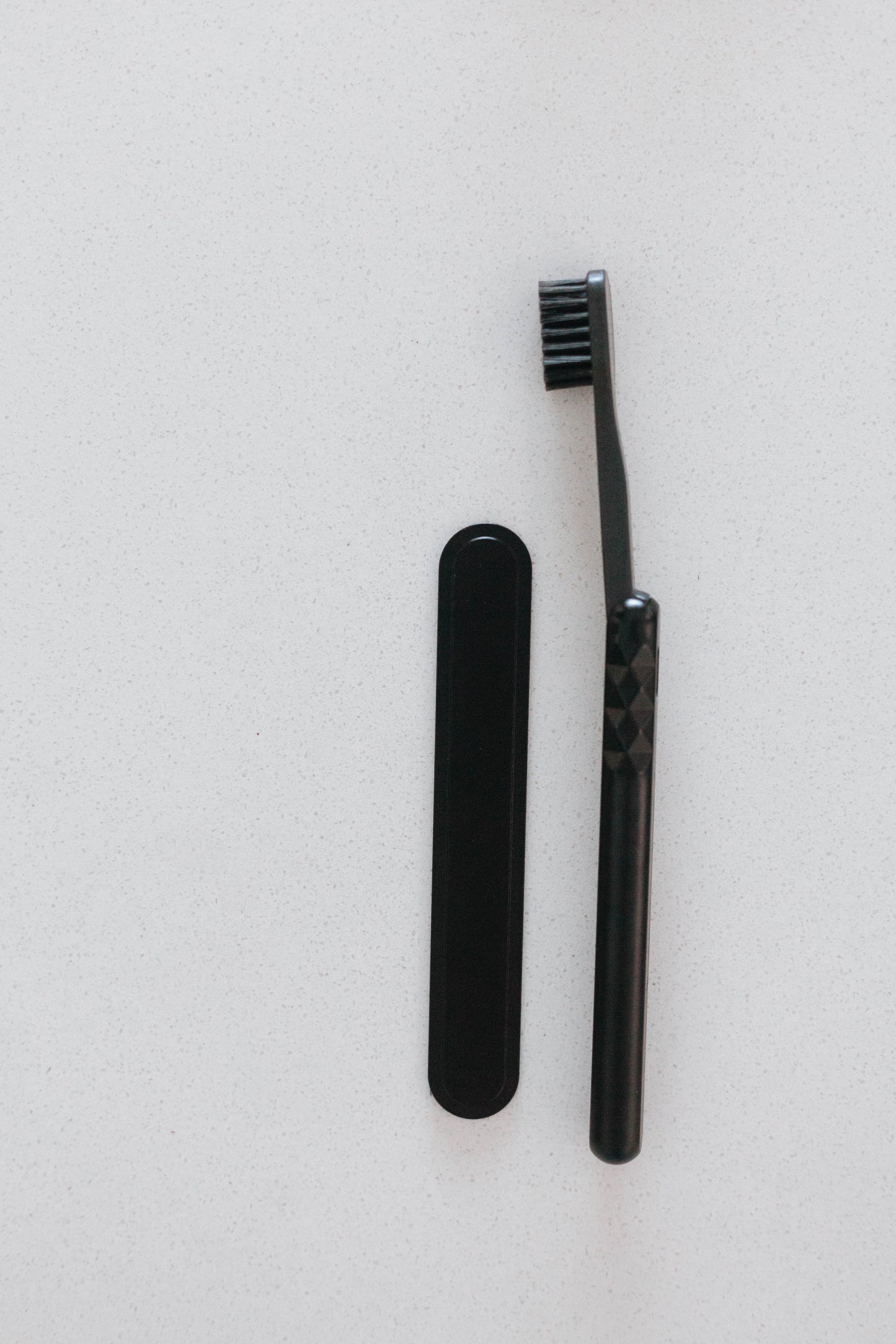Starter Kit Aluminum Brush Handle and Biodegradable Brush presented with Magnetic Strip, Black