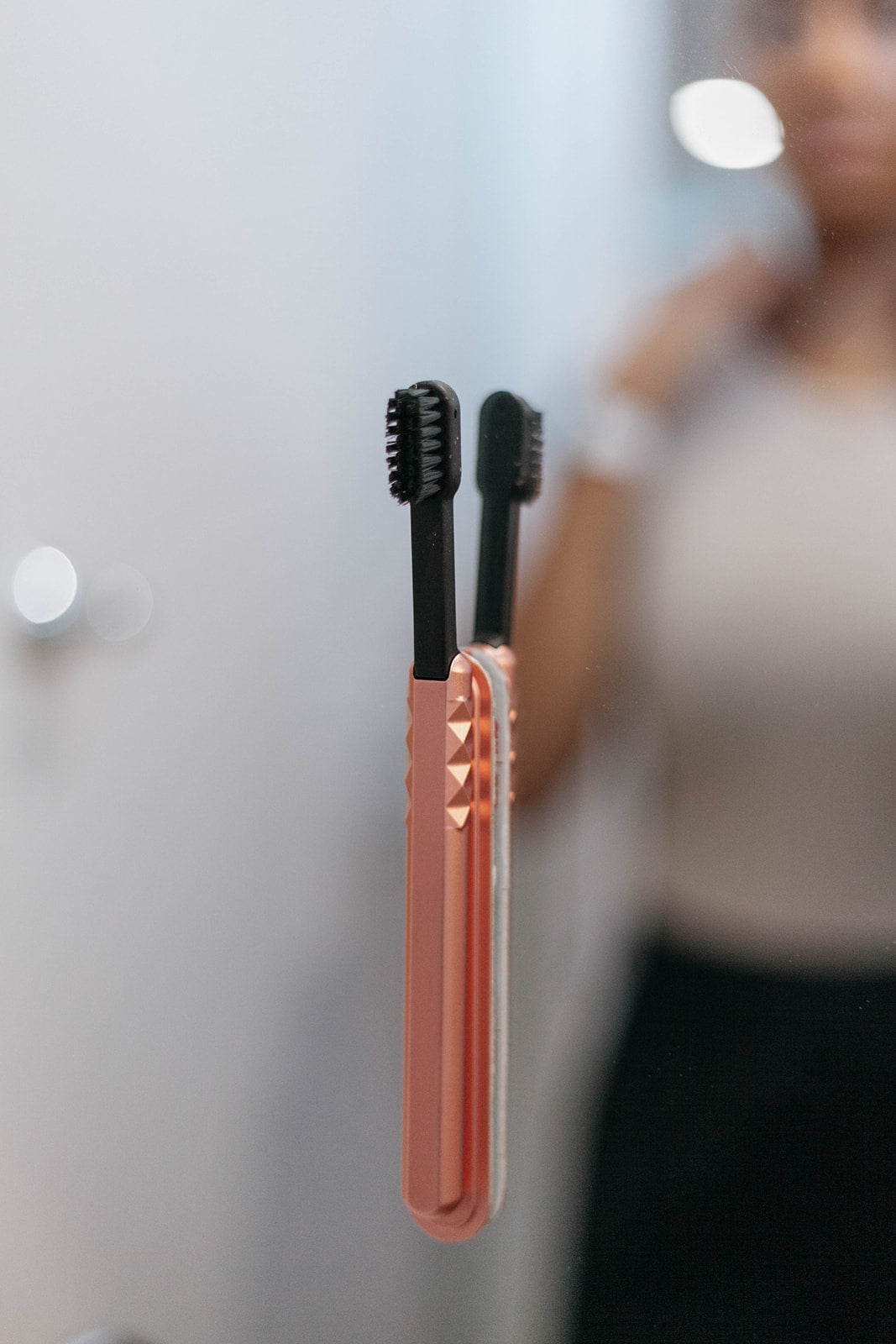 Starter Kit Rose Gold Aluminum Brush Handle and Biodegradable Brush presented with Magnetic Strip on Mirror